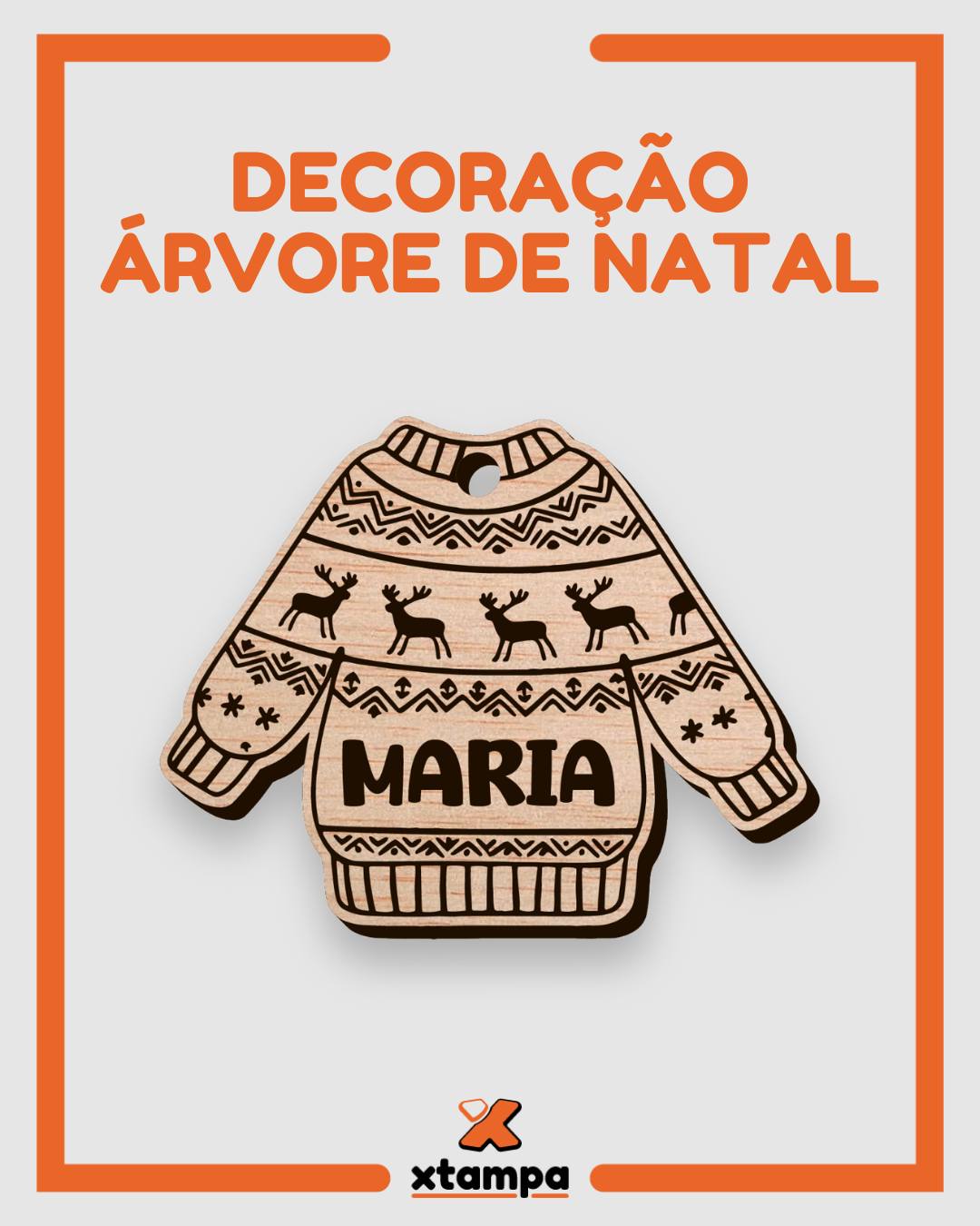 Dê um toque único e cheio de charme à sua árvore de Natal com este adorável ornamento em forma de camisola de Natal! Personalizado com o nome que desejar e gravado com máxima precisão, este enfeite é perfeito para tornar a decoração ainda mais especial.